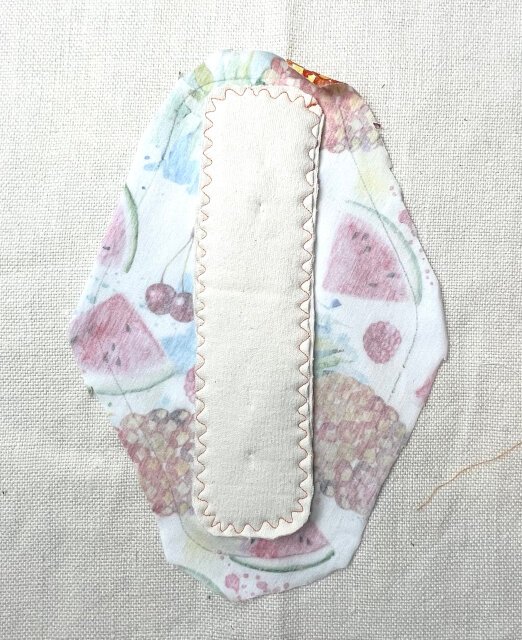 How to sew comfortable sanitary pad Clipping corner of absorbent layers.