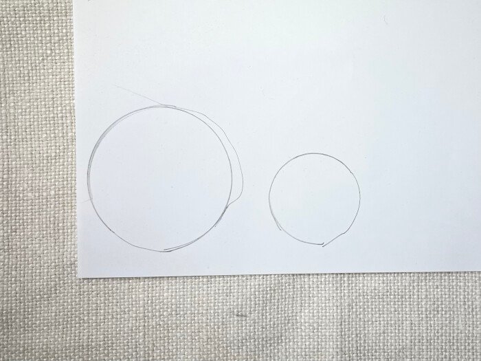 Trace circles on paper