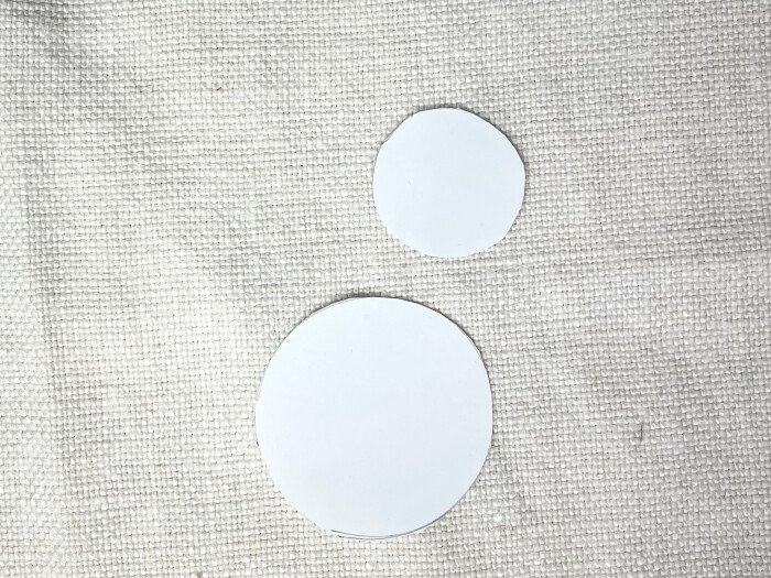 Two circle shapes in 3 and 5 cm diameter