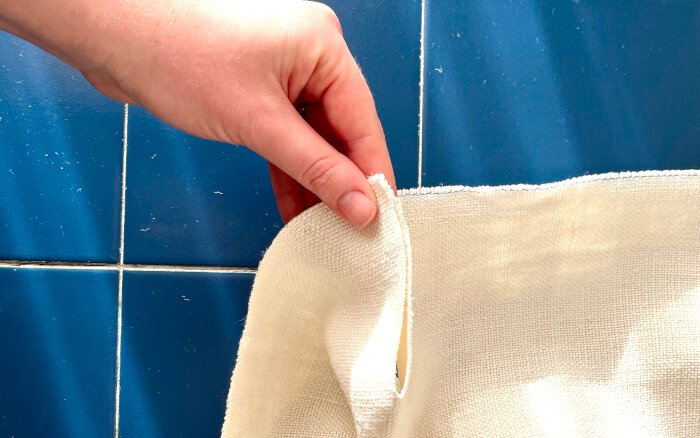 Bring together the boxed corners to shape the cover.