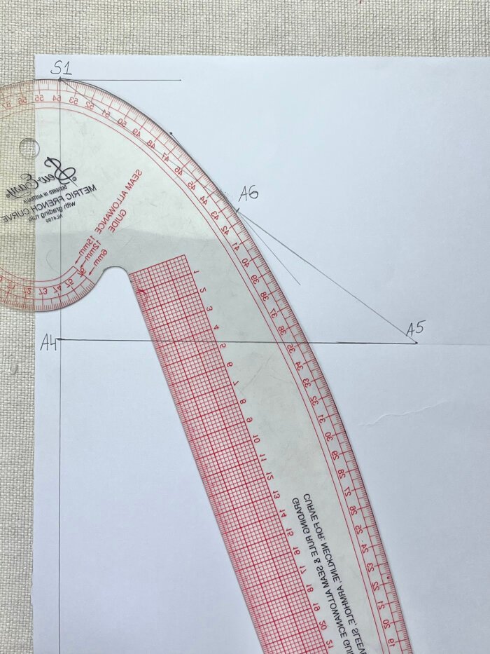 Drawing t-shirt sleeve cap curve with french curve for stretch fabric