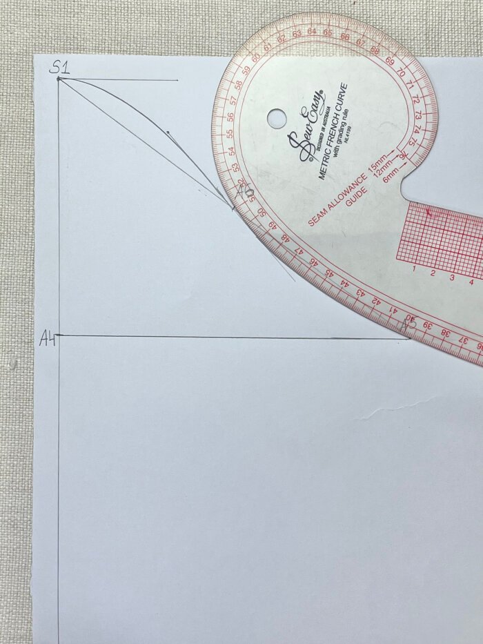 Drawing t-shirt sleeve cap curve with french curve for stretch fabric