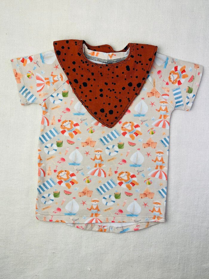 How to Sew a Baby Drool Bib (Easy Step-by-Step Sewing Tutorial) Reusable baby teething bib made with natural fibre fabrics