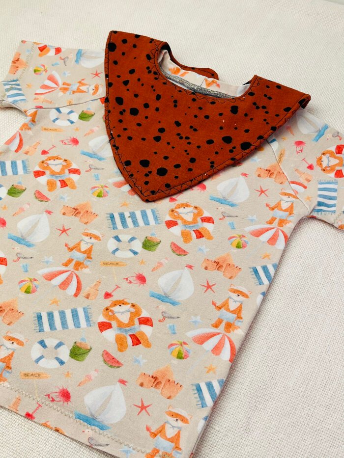 How to Sew a Baby Drool Bib (Easy Step-by-Step Sewing Tutorial) Reusable baby teething bib made with natural fibre fabrics