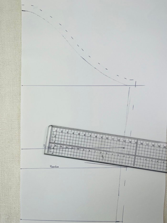 Straightening the hemline on the knit T-shirt sleeve pattern