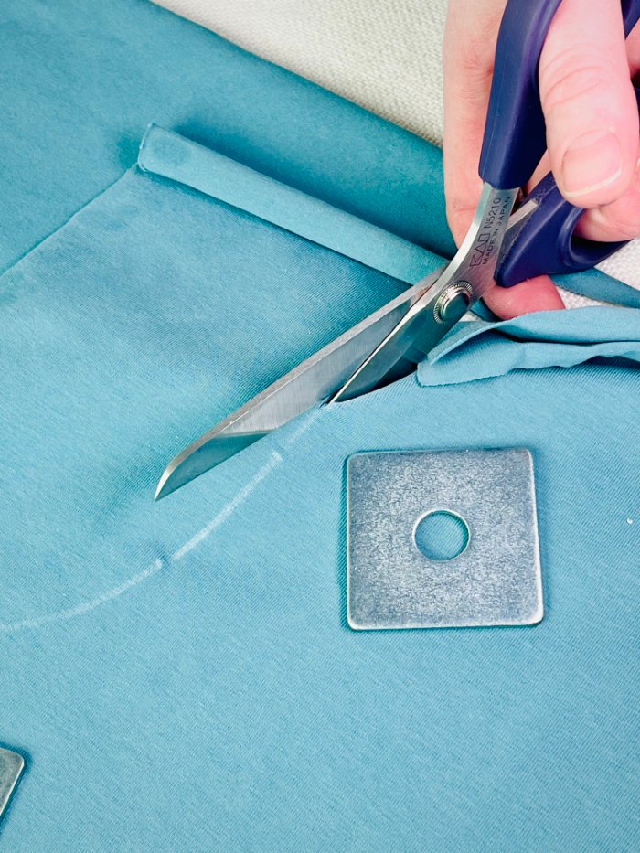 Cutting a fitted T-shirt bodice on fold from cotton jersey fabric