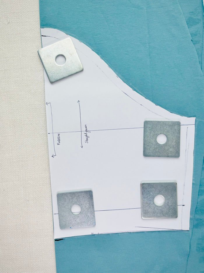 Cutting short sleeves on fold for a fitted jersey T-shirt