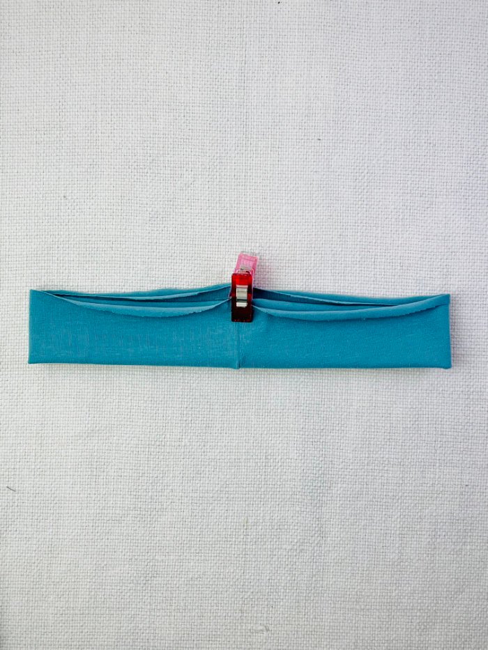 Placing pins on quarter points for neckband