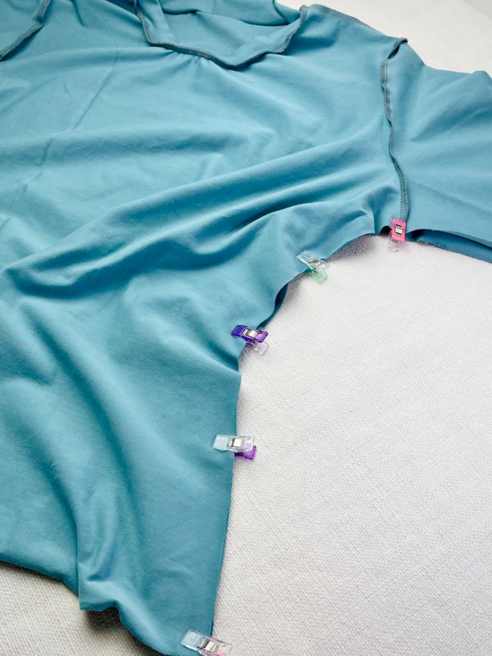 Sewing side seams on a fitted jersey T-shirt for women