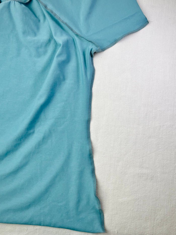 Sewing side seams on a fitted jersey T-shirt for women