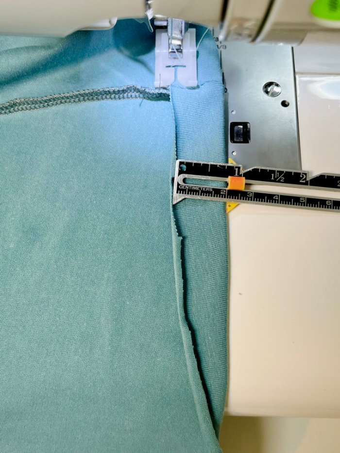 Hemming a fitted T-shirt using a zigzag stitch on knit fabric