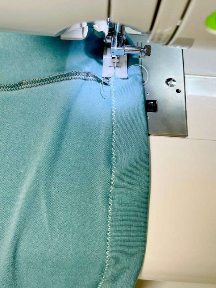 Hemming a fitted T-shirt using a zigzag stitch on knit fabric