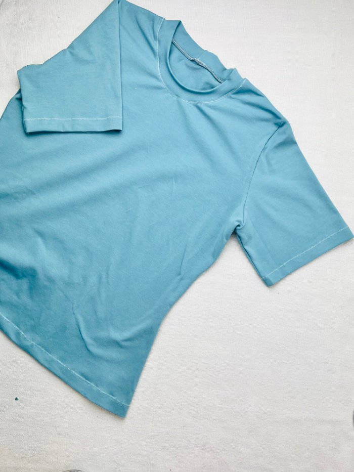 Finished sleeve hem on a fitted jersey T-shirt sewn with a zigzag stitch