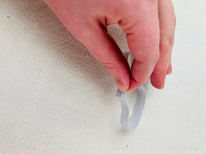 How to Sew a Hair Scrunchie: 4 Easy Methods Using Less Fabric (Beginner-Friendly) Joining elastic ends with zigzag stitch for burrito method hair scrunchie