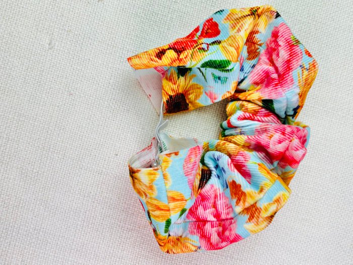 How to Sew a Hair Scrunchie: 4 Easy Methods Using Less Fabric (Beginner-Friendly) Aligning elastic ends evenly before securing hair scrunchie elastic