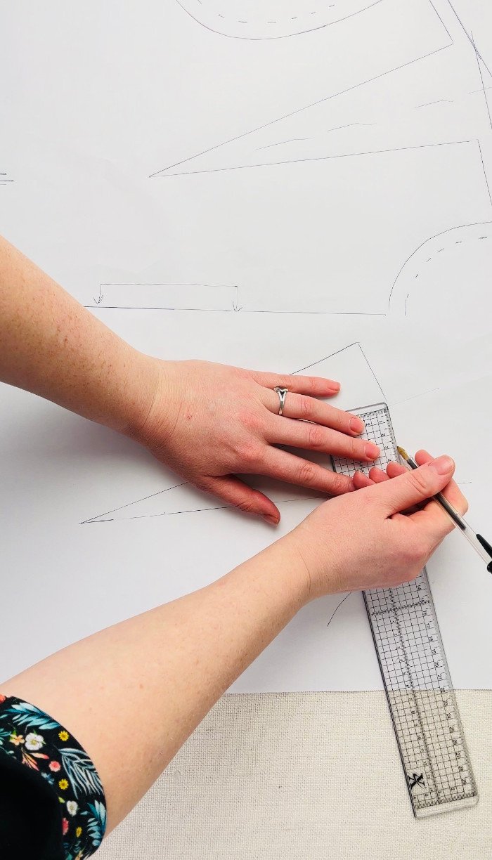 Marking middle point of the dart before adding seam allowance