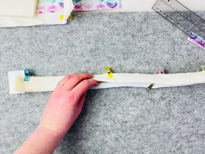 Attaching zipper to upper gusset piece for laptop bag