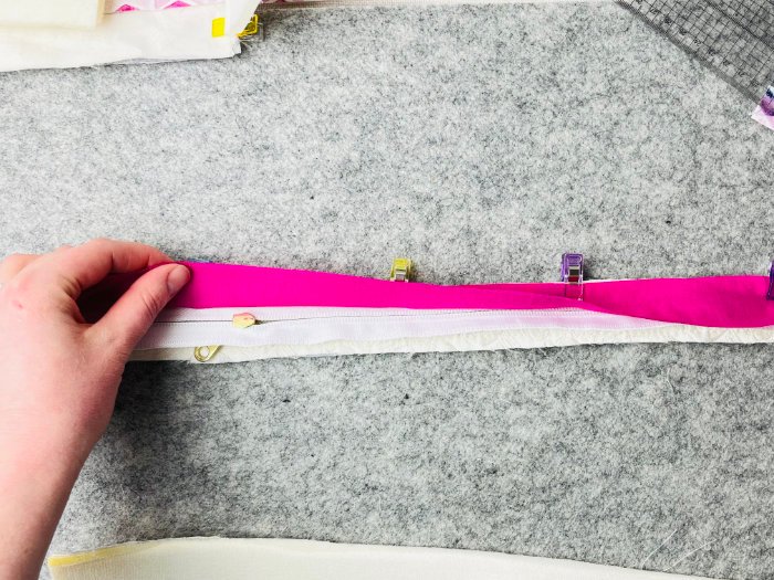 Attaching lining to upper gusset piece for laptop bag