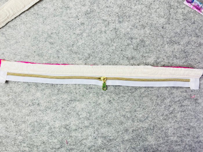 Topstitching zipper on structured laptop bag gusset