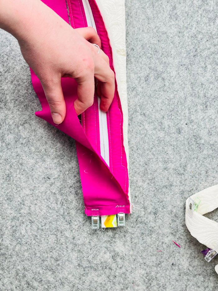 Joining upper and lower gusset pieces with lining