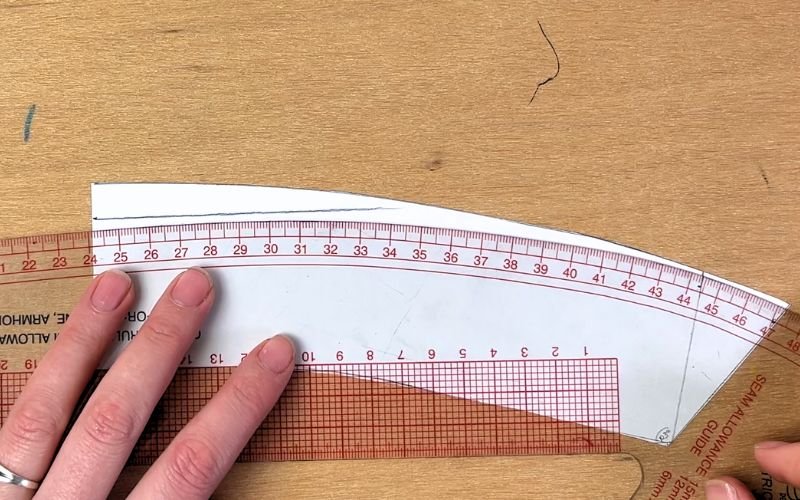 adjusting collar leaf edge at centre back on shirt collar pattern