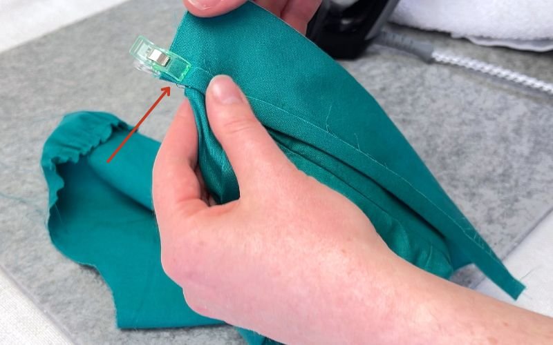 Folding shirt cuff closed with a slight overlap