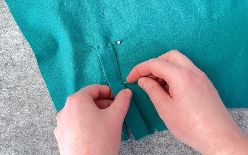 Attaching sleeve placket to shirt sleeve before sleeve construction