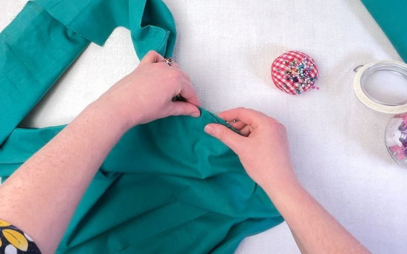 Placing pins at quarter points on sleeve crown