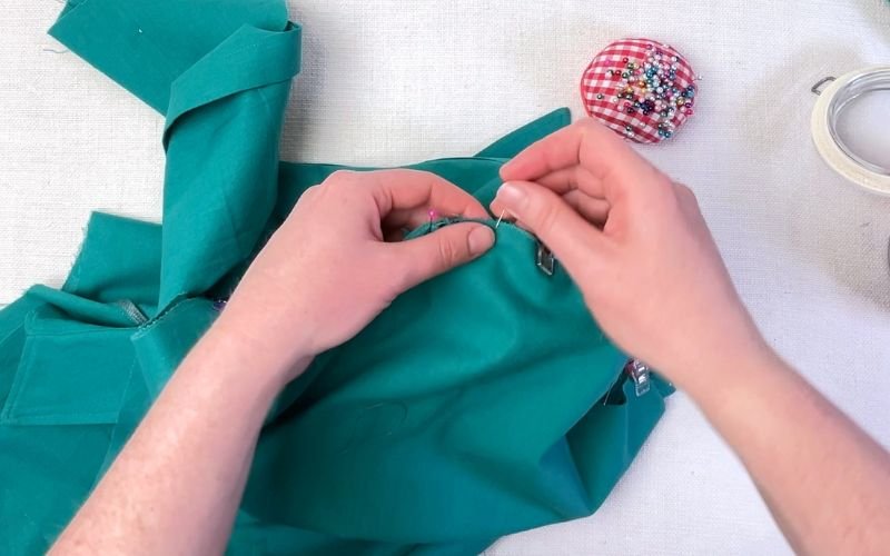 Pinning shirt sleeve flat to armhole before sewing side seam