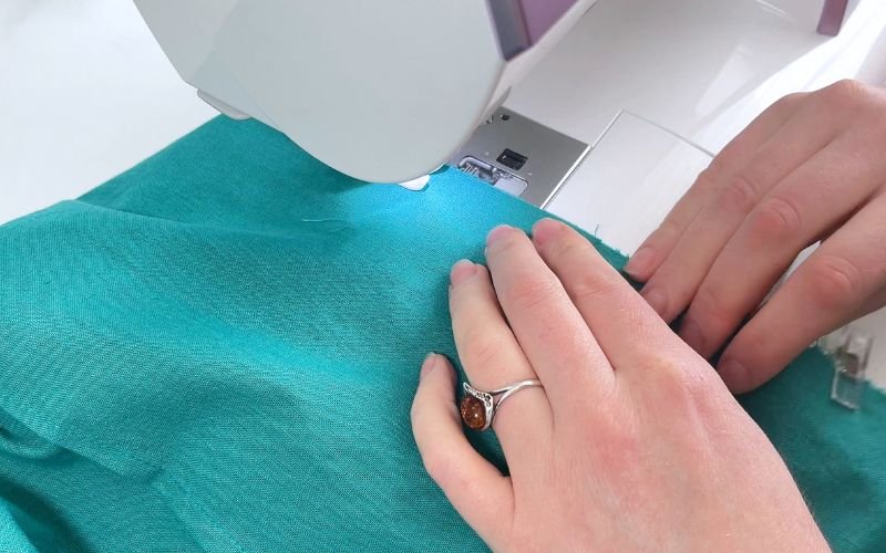 Sewing shirt sleeve and bodice side seam in one continuous seam after flat sleeve insertion