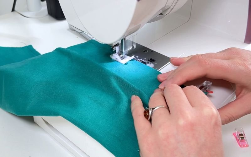 Sewing sleeve side seam for a set-in sleeve