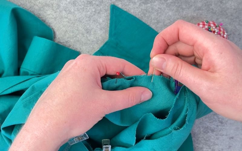 Placing pins at quarter points in hybrid sleeve sewing method