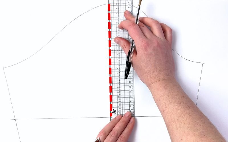 Marking a balance line from shoulder to sleeve hem